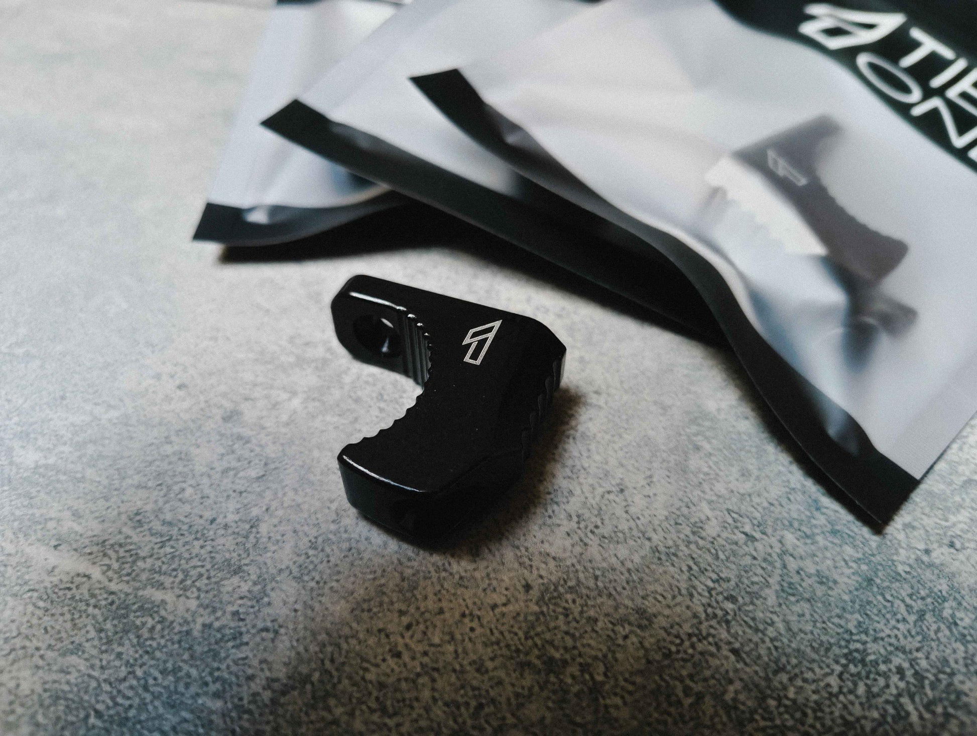 Frontansicht des UBERSTOP 1 – kompakter M-LOK Handstop für AR15