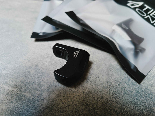 Frontansicht des UBERSTOP 1 – kompakter M-LOK Handstop für AR15