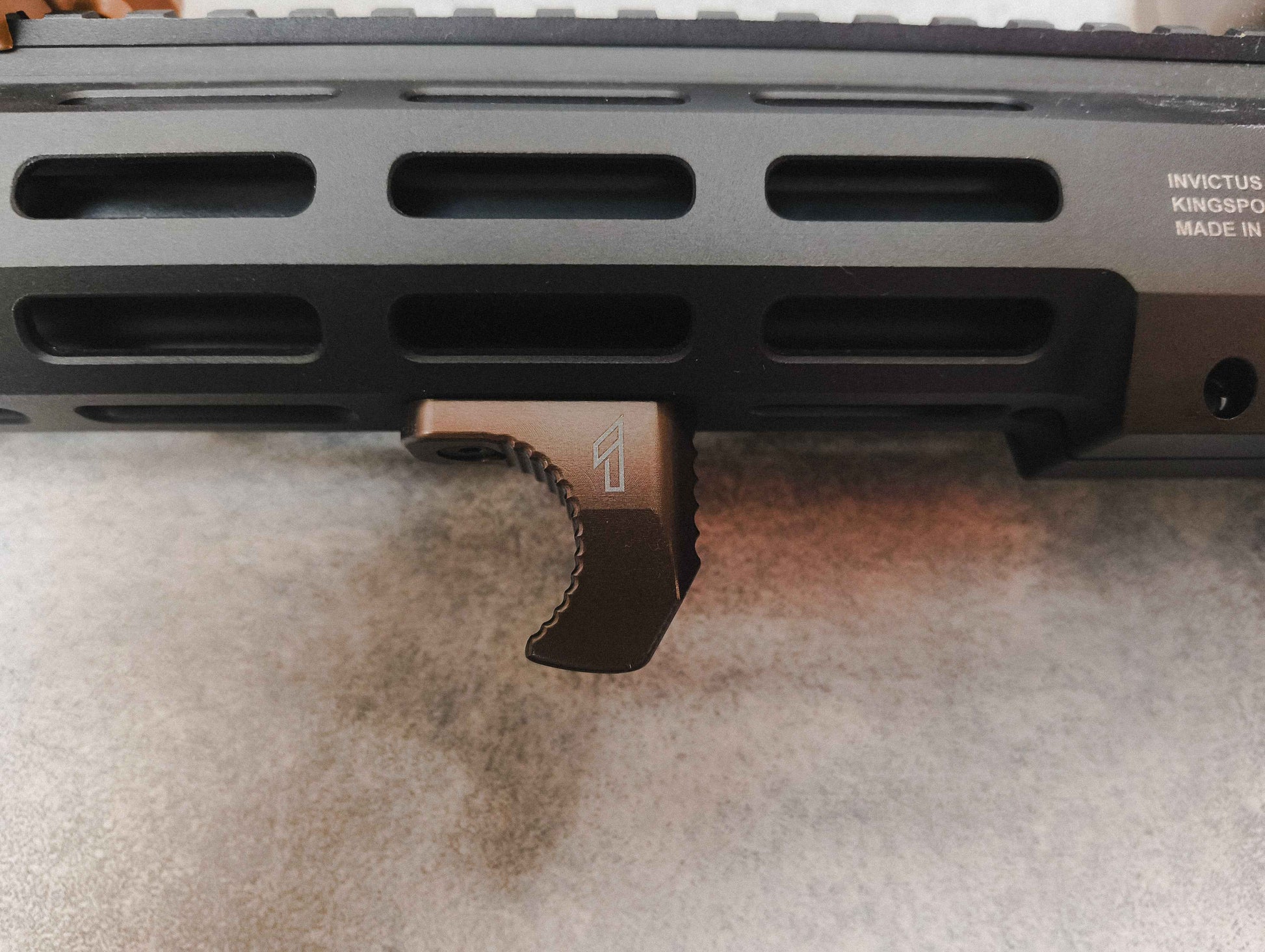 Detail: Grip-Struktur des TIER1ONE UBERSTOP 1 M-LOK Handstops