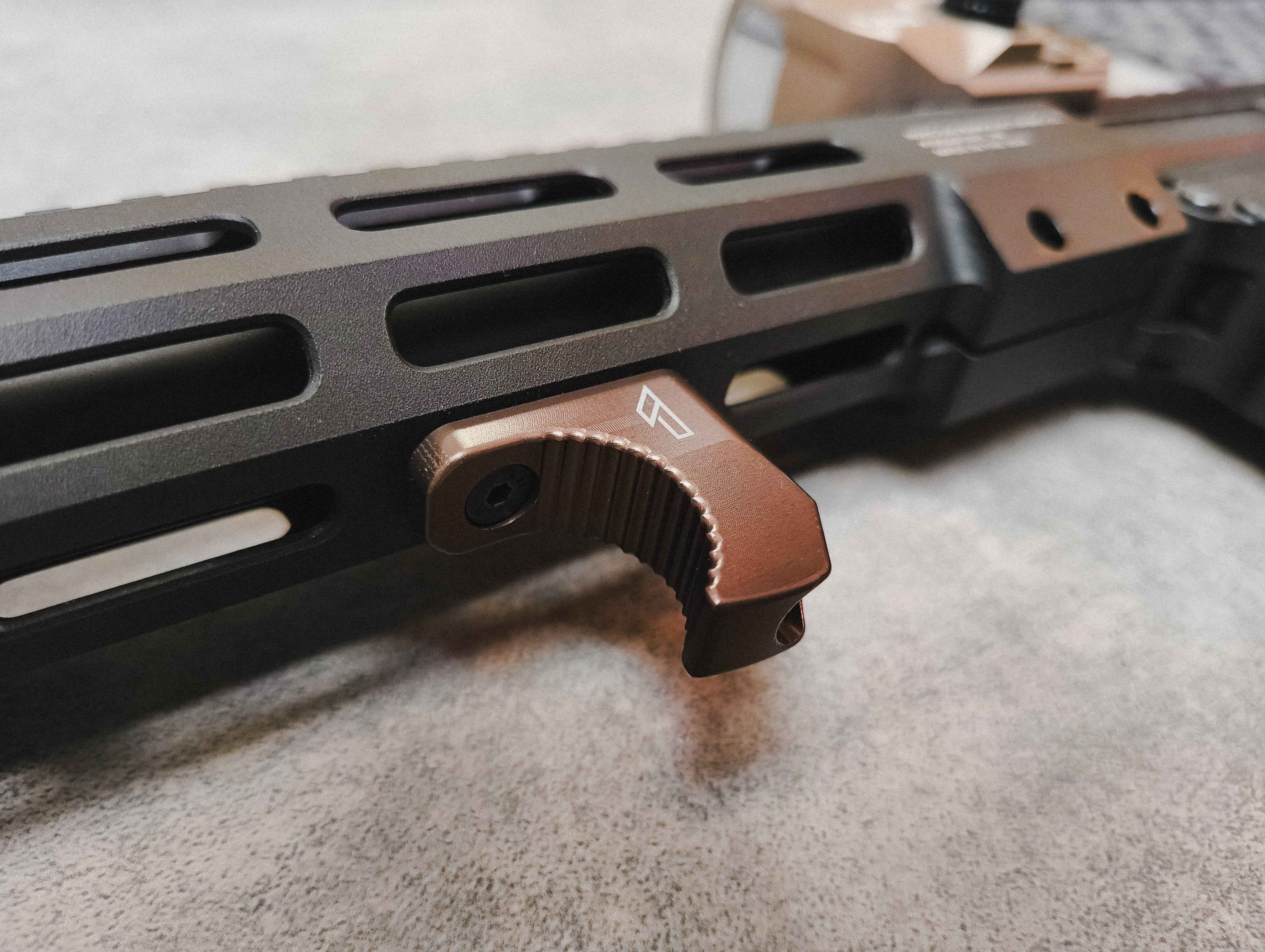 Profilansicht UBERSTOP 1 – AR15 M-LOK Handstop mit geriffelter Oberfläche