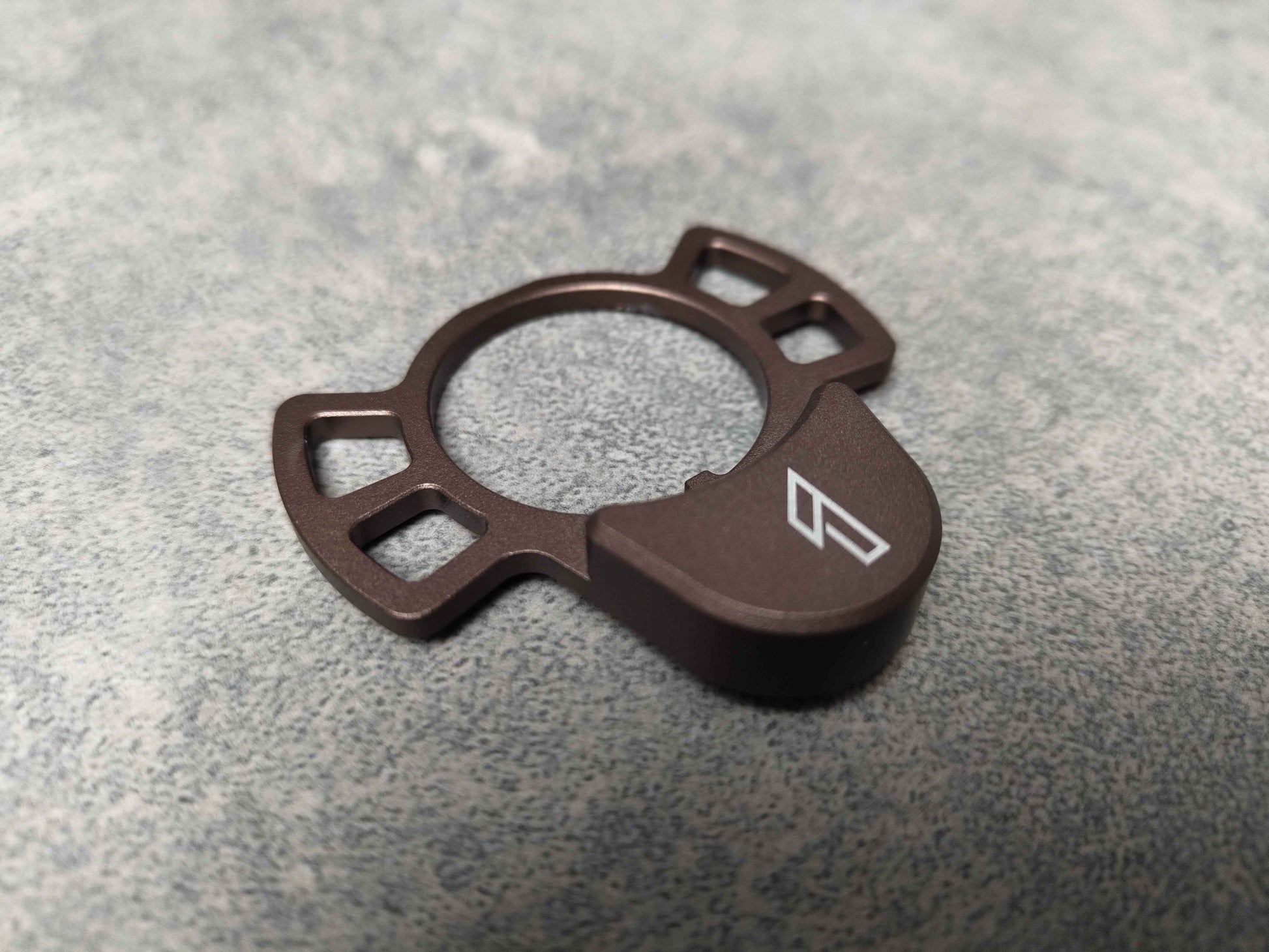 Oberfläche: Sandgestrahltes, harteloxiertes Finish der Wolverine MTW Sling Plate ÖSE 1