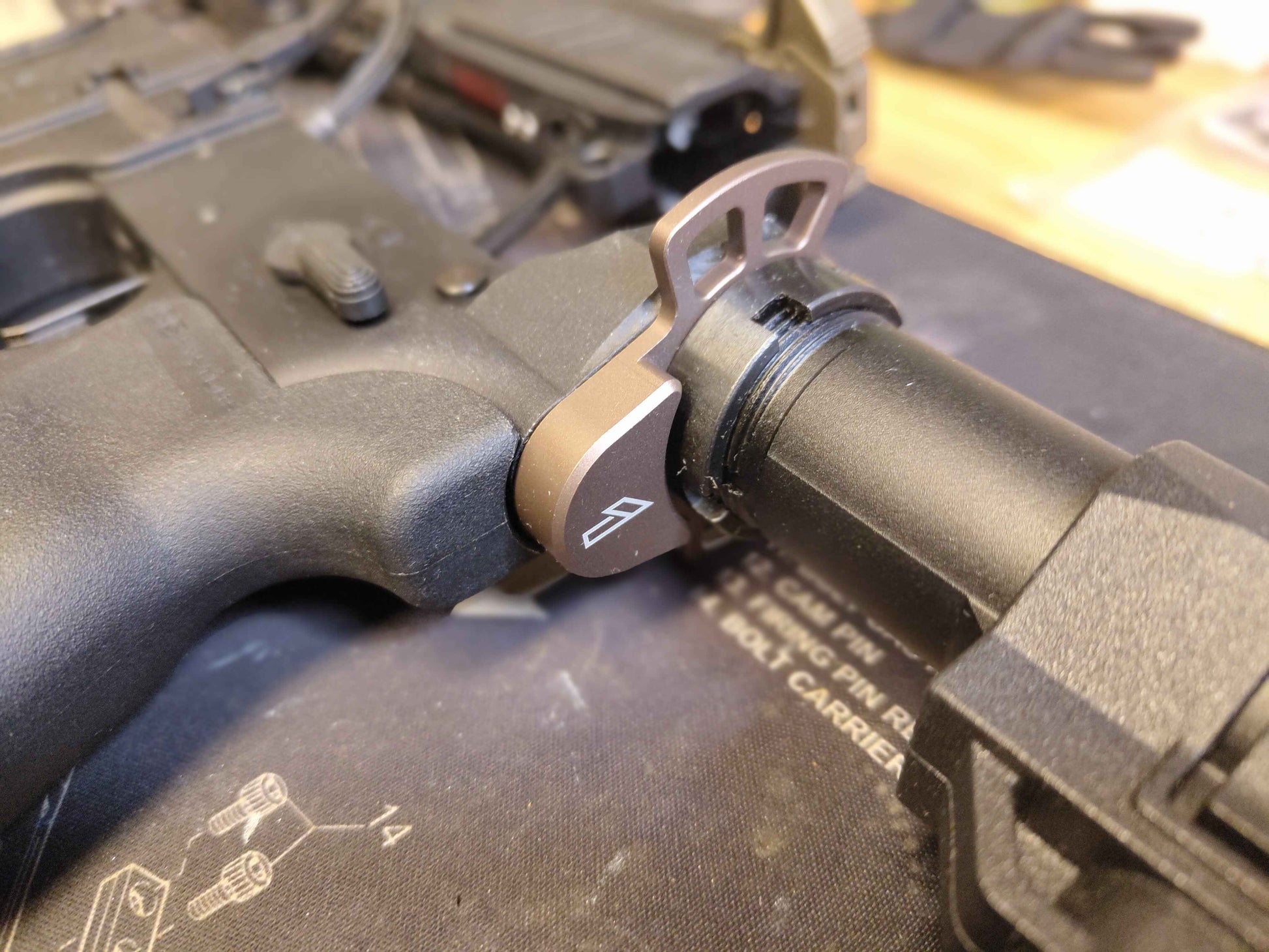 Detail: Steg unterhalb der Buffer Tube – zusätzliche Stabilität bei der ÖSE 1 Wolverine MTW Sling Plate