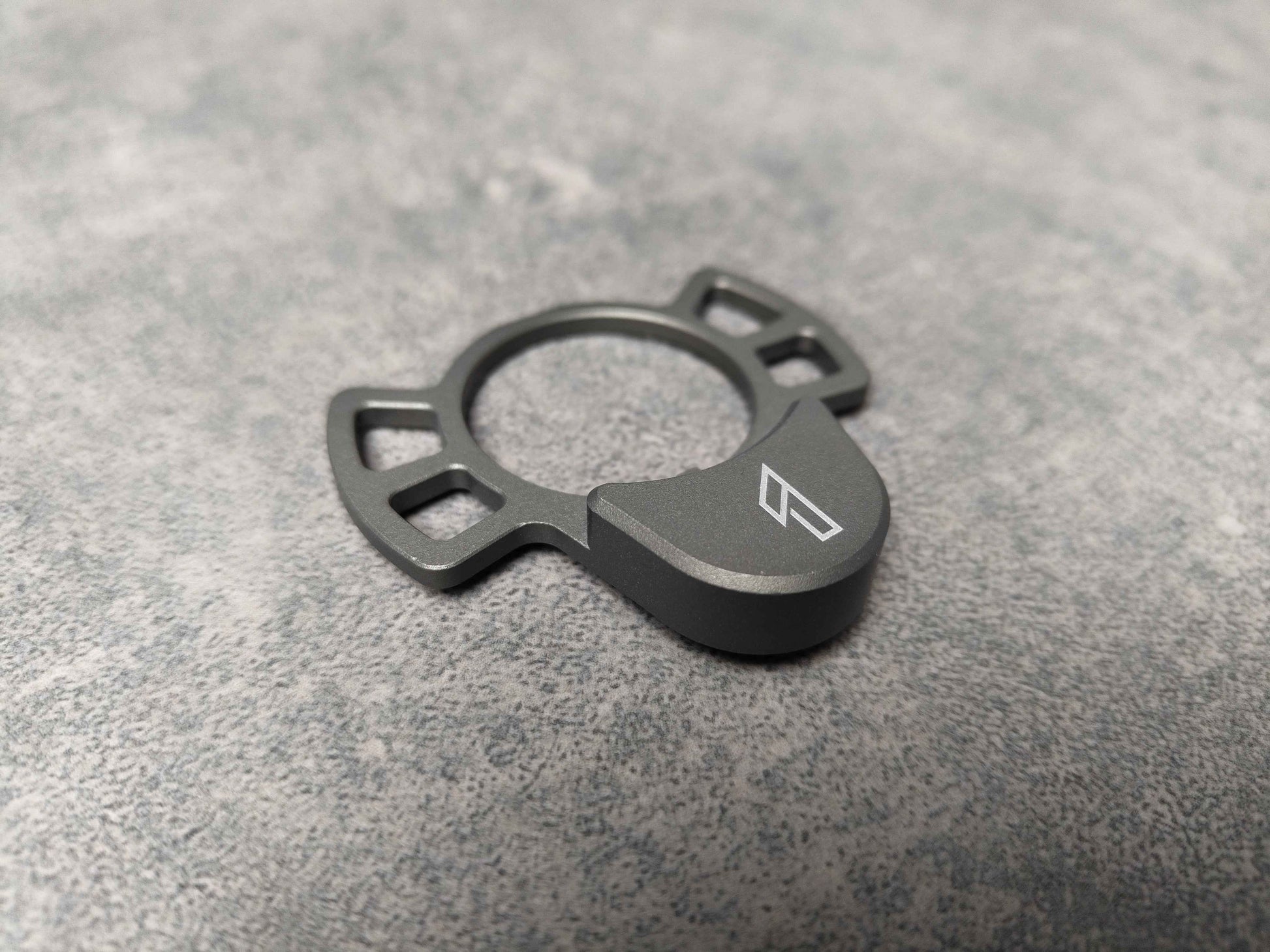 Montage der TIER1ONE ÖSE 1 – selbstzentrierende Trageriemenplatte für AR15 und Wolverine MTW